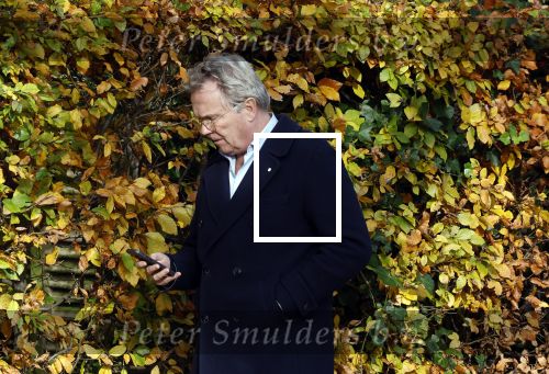 Huizen  15 november 2023
Tom Egbers wandelend en bellend door het centrum van Huizen .