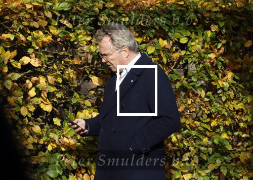 Huizen  15 november 2023
Tom Egbers wandelend en bellend door het centrum van Huizen .