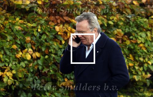 Huizen  15 november 2023
Tom Egbers wandelend en bellend door het centrum van Huizen .