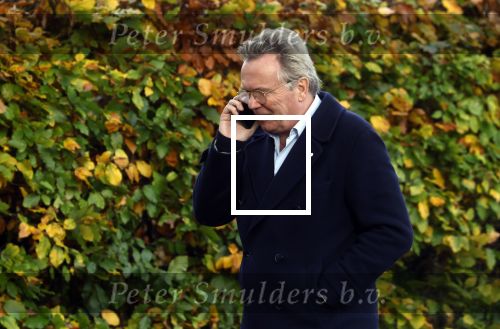 Huizen  15 november 2023
Tom Egbers wandelend en bellend door het centrum van Huizen .