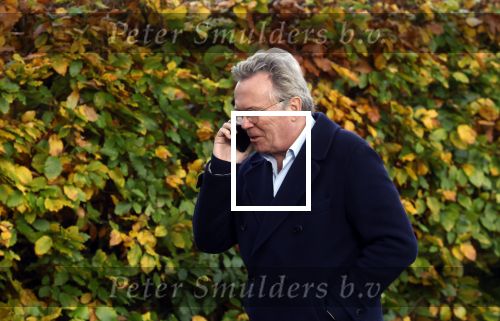 Huizen  15 november 2023
Tom Egbers wandelend en bellend door het centrum van Huizen .