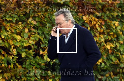 Huizen  15 november 2023
Tom Egbers wandelend en bellend door het centrum van Huizen .