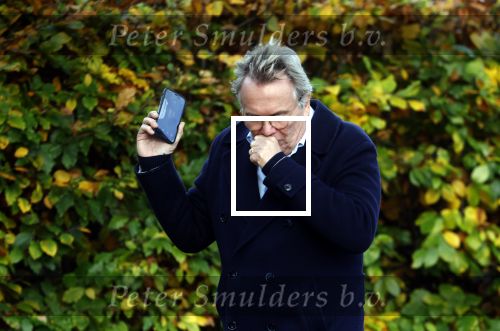 Huizen  15 november 2023
Tom Egbers wandelend en bellend door het centrum van Huizen .