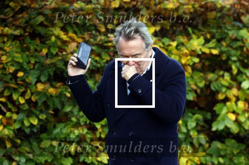 Huizen  15 november 2023
Tom Egbers wandelend en bellend door het centrum van Huizen .