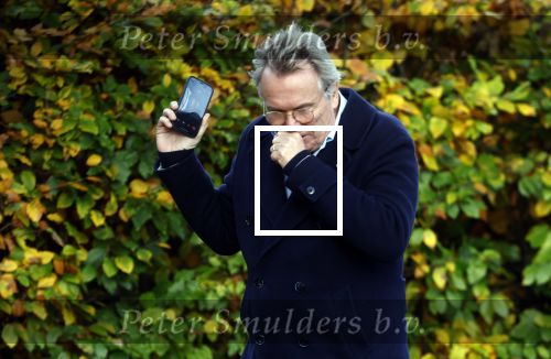 Huizen  15 november 2023
Tom Egbers wandelend en bellend door het centrum van Huizen .