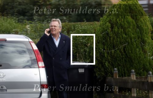Huizen  15 november 2023
Tom Egbers wandelend en bellend door het centrum van Huizen .