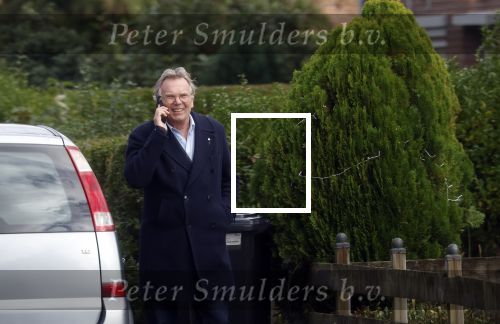 Huizen  15 november 2023
Tom Egbers wandelend en bellend door het centrum van Huizen .