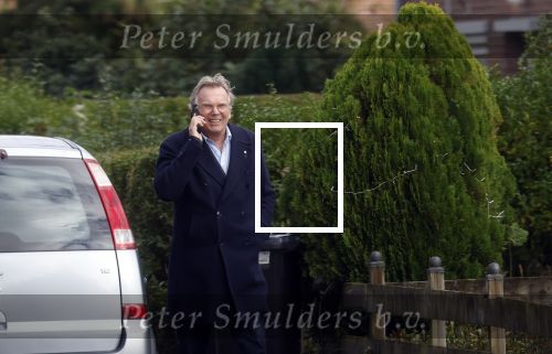 Huizen  15 november 2023
Tom Egbers wandelend en bellend door het centrum van Huizen .