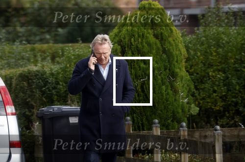 Huizen  15 november 2023
Tom Egbers wandelend en bellend door het centrum van Huizen .