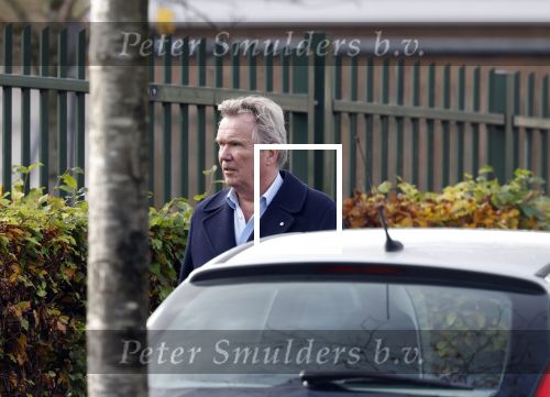 Huizen  15 november 2023
Tom Egbers wandelend en bellend door het centrum van Huizen .