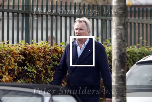 Huizen  15 november 2023
Tom Egbers wandelend en bellend door het centrum van Huizen .