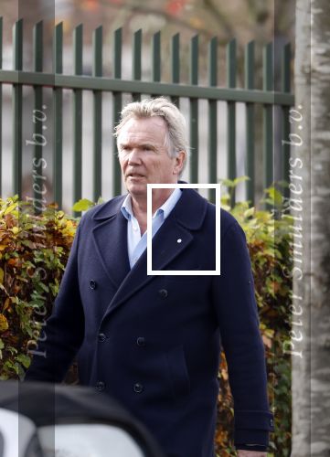 Huizen  15 november 2023
Tom Egbers wandelend en bellend door het centrum van Huizen .