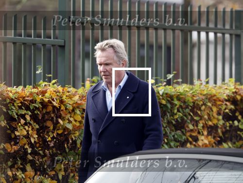 Huizen  15 november 2023
Tom Egbers wandelend en bellend door het centrum van Huizen .