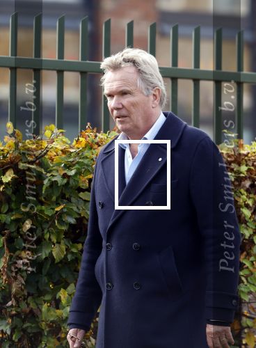 Huizen  15 november 2023
Tom Egbers wandelend en bellend door het centrum van Huizen .