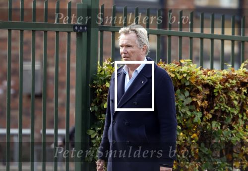 Huizen  15 november 2023
Tom Egbers wandelend en bellend door het centrum van Huizen .