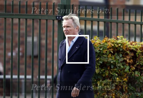 Huizen  15 november 2023
Tom Egbers wandelend en bellend door het centrum van Huizen .