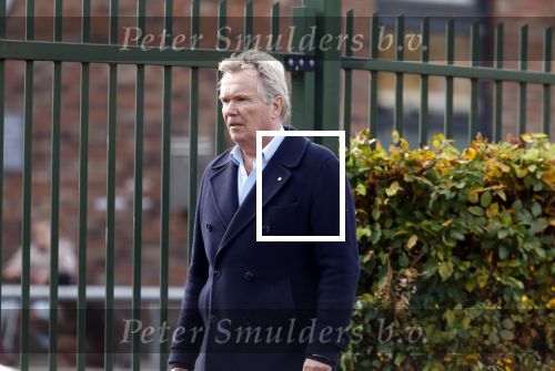 Huizen  15 november 2023
Tom Egbers wandelend en bellend door het centrum van Huizen .