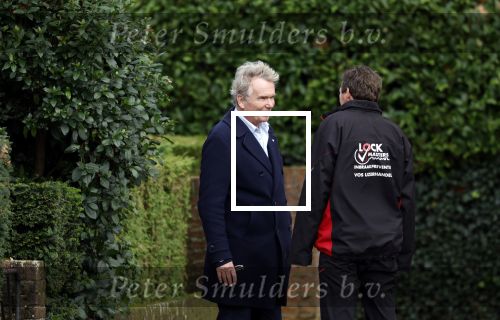 Huizen  15 november 2023
Tom Egbers wandelend en bellend door het centrum van Huizen .