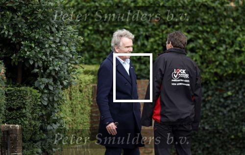 Huizen  15 november 2023
Tom Egbers wandelend en bellend door het centrum van Huizen .