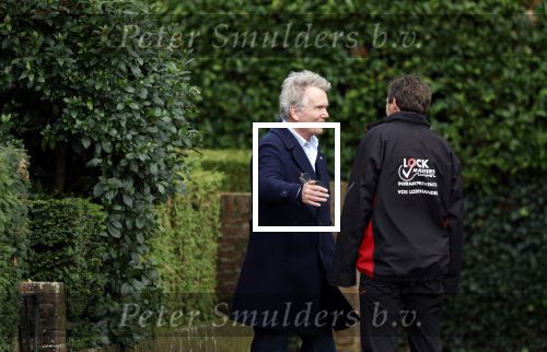 Huizen  15 november 2023
Tom Egbers wandelend en bellend door het centrum van Huizen .