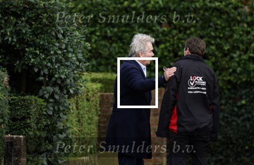 Huizen  15 november 2023
Tom Egbers wandelend en bellend door het centrum van Huizen .