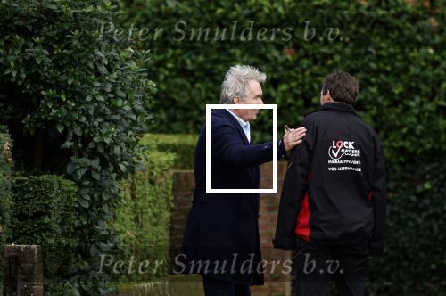 Huizen  15 november 2023
Tom Egbers wandelend en bellend door het centrum van Huizen .