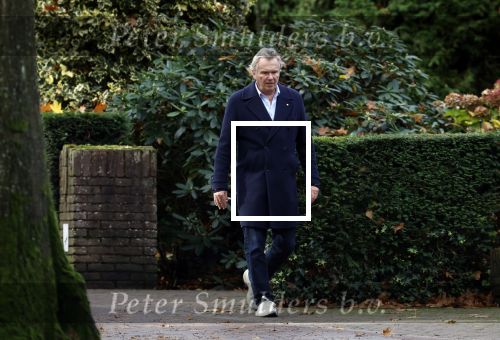 Huizen  15 november 2023
Tom Egbers wandelend en bellend door het centrum van Huizen .