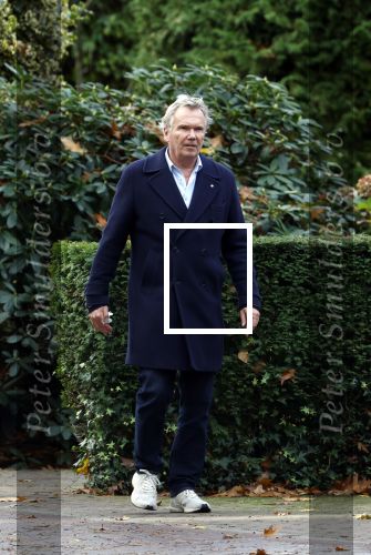 Huizen  15 november 2023
Tom Egbers wandelend en bellend door het centrum van Huizen .