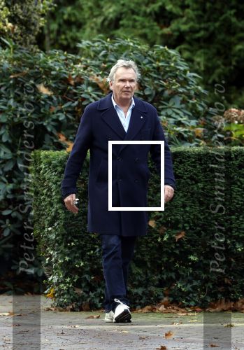 Huizen  15 november 2023
Tom Egbers wandelend en bellend door het centrum van Huizen .