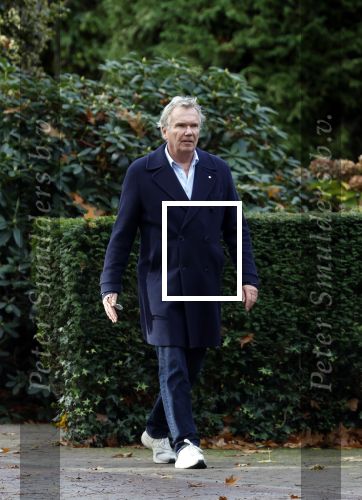 Huizen  15 november 2023
Tom Egbers wandelend en bellend door het centrum van Huizen .