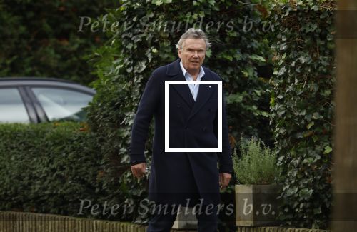 Huizen  15 november 2023
Tom Egbers wandelend en bellend door het centrum van Huizen .