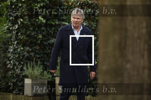Huizen  15 november 2023
Tom Egbers wandelend en bellend door het centrum van Huizen .