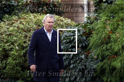 Huizen  15 november 2023
Tom Egbers wandelend en bellend door het centrum van Huizen .