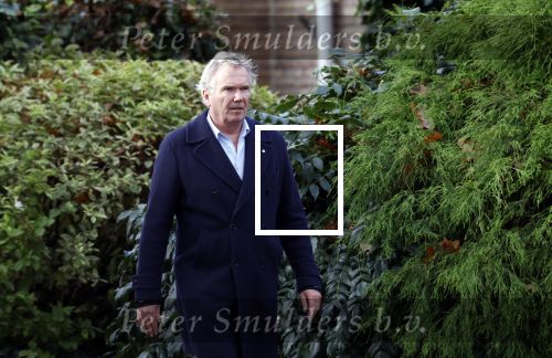 Huizen  15 november 2023
Tom Egbers wandelend en bellend door het centrum van Huizen .