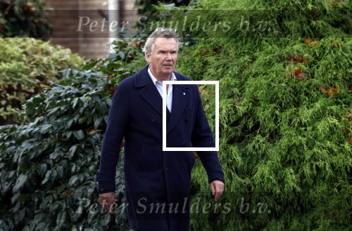 Huizen  15 november 2023
Tom Egbers wandelend en bellend door het centrum van Huizen .