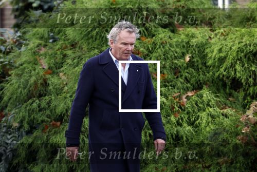 Huizen  15 november 2023
Tom Egbers wandelend en bellend door het centrum van Huizen .