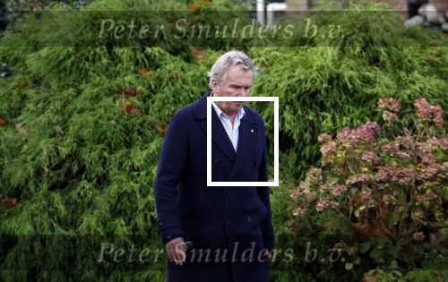 Huizen  15 november 2023
Tom Egbers wandelend en bellend door het centrum van Huizen .