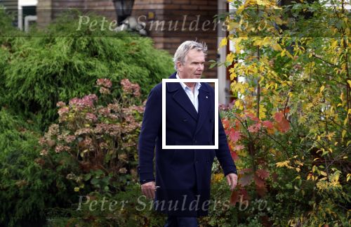 Huizen  15 november 2023
Tom Egbers wandelend en bellend door het centrum van Huizen .