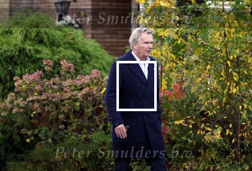Huizen  15 november 2023
Tom Egbers wandelend en bellend door het centrum van Huizen .