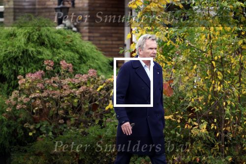 Huizen  15 november 2023
Tom Egbers wandelend en bellend door het centrum van Huizen .