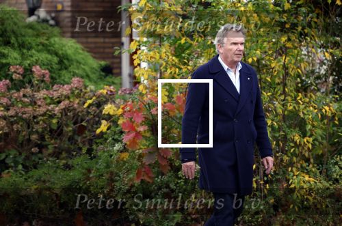 Huizen  15 november 2023
Tom Egbers wandelend en bellend door het centrum van Huizen .