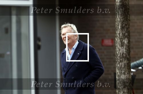 Huizen  15 november 2023
Tom Egbers wandelend en bellend door het centrum van Huizen .
