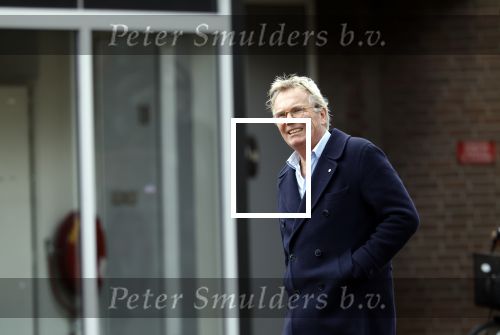 Huizen  15 november 2023
Tom Egbers wandelend en bellend door het centrum van Huizen .
