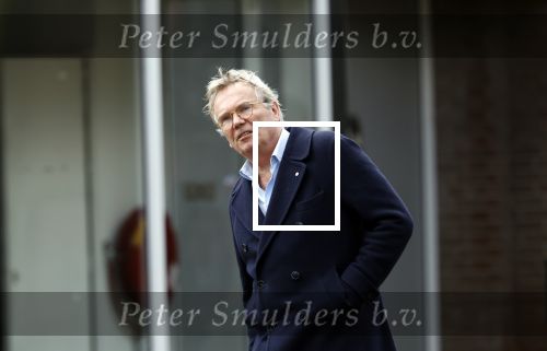 Huizen  15 november 2023
Tom Egbers wandelend en bellend door het centrum van Huizen .