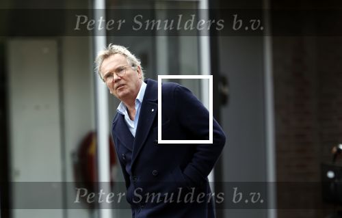 Huizen  15 november 2023
Tom Egbers wandelend en bellend door het centrum van Huizen .