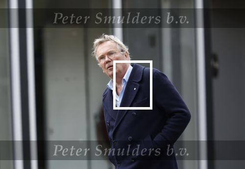 Huizen  15 november 2023
Tom Egbers wandelend en bellend door het centrum van Huizen .