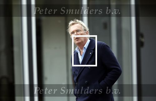 Huizen  15 november 2023
Tom Egbers wandelend en bellend door het centrum van Huizen .