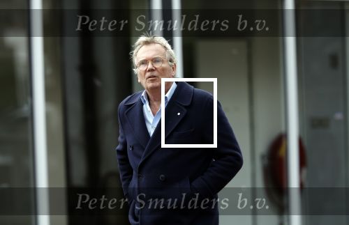 Huizen  15 november 2023
Tom Egbers wandelend en bellend door het centrum van Huizen .