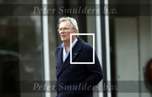 Huizen  15 november 2023
Tom Egbers wandelend en bellend door het centrum van Huizen .
