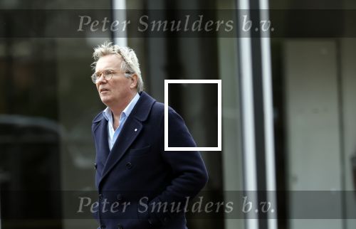 Huizen  15 november 2023
Tom Egbers wandelend en bellend door het centrum van Huizen .